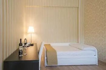 Happy Hotel 2*